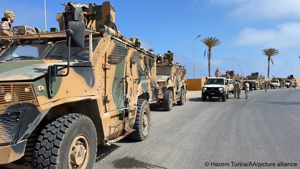 File photo: Vehicles of forces loyal to Libya's Tripoli- based Prime Minister Abdulhamid Dbeibeh are parked after forces of the rival Tobruk- based government withdrew after clashes broke out between armed groups loyal to forces in the west and east in 2022 | Photo: Hazem Turkia / Anadolu Agency / picture alliance