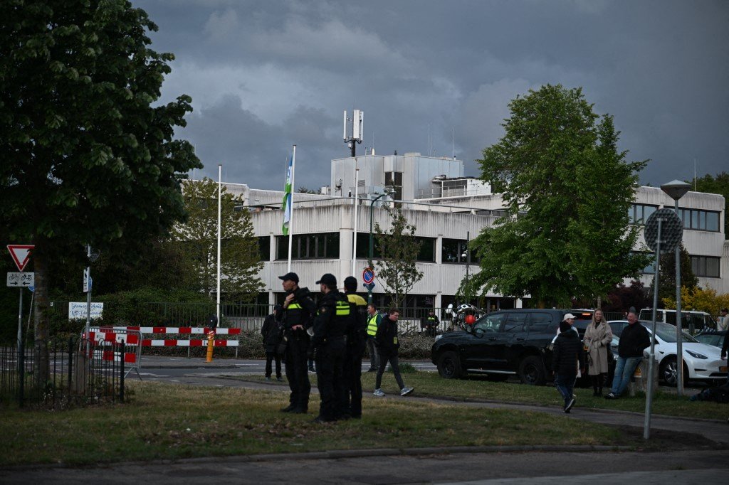 Police have been keeping the peace outside the asylum center in Loosdrecht since violent clashes earlier in May resulted in multiple arrests | Photo: AFP