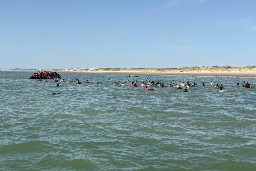 Des migrants à bord d'un canot pneumatique tentent de traverser la Manche au large de la côte, entre Berck et Merlimont, dans le nord de la France, le 10 août 2026. Crédit : AFP