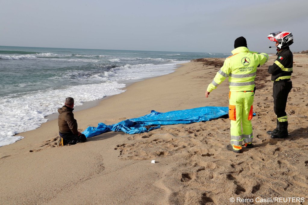 Rescuers in the aftermath of a deadly migrant shipwreck in Steccato di Cutro near Crotone, Italy, February 28, 2023 | Photo: REUTERS/Remo Casilli
