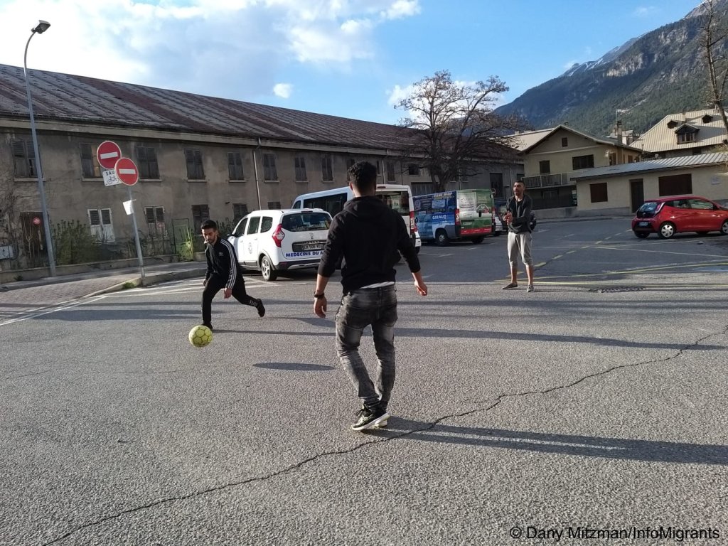 Ayoub and some other migrants play football to pass the time while waiting for the applications to be processed, or to continue their journeys | Photo: Dany Mitzman / InfoMigrants