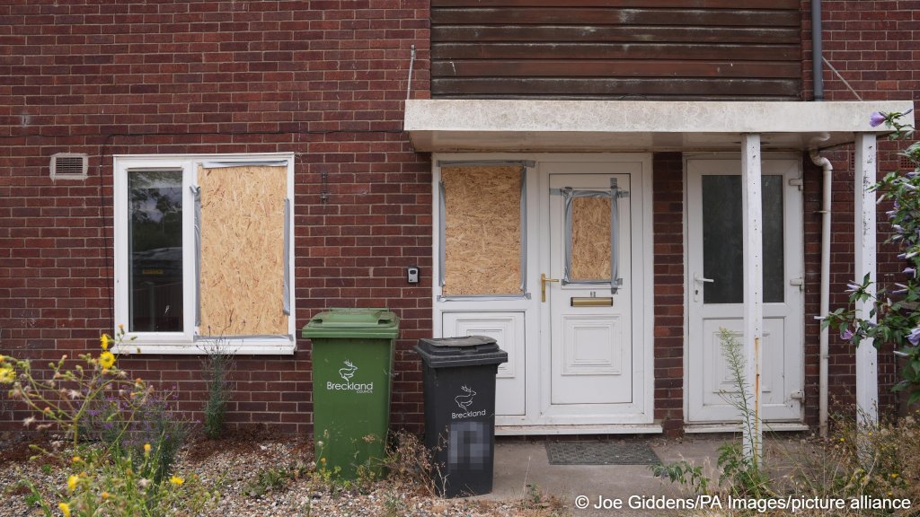 Damage caused to a house on Bracken Road following disorder in the village of Thetford in Norfolk, photographed on August 6, 2026 | Photo: Joe Giddens/PA Wire/picture alliance