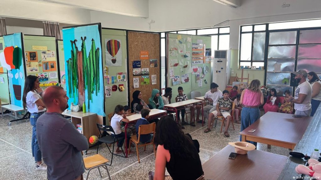 Thomas Papakonstantinou (front left) and his team look after the children and their families in the Schisto refugee camp | Photo: Sofia Kleftaki/DW
