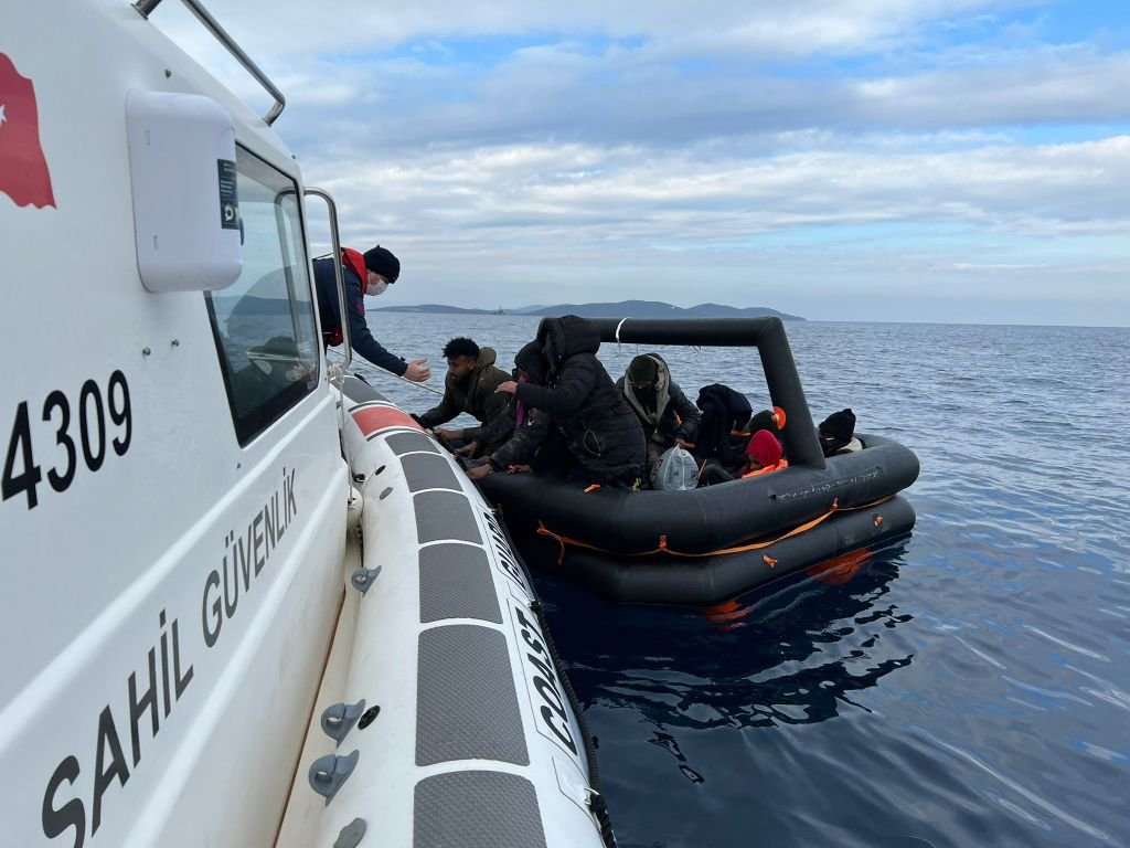 Des migrants secourus par les garde-côtes turcs, après avoir été refoulés par les Grecs. Crédit : Aegean boat report