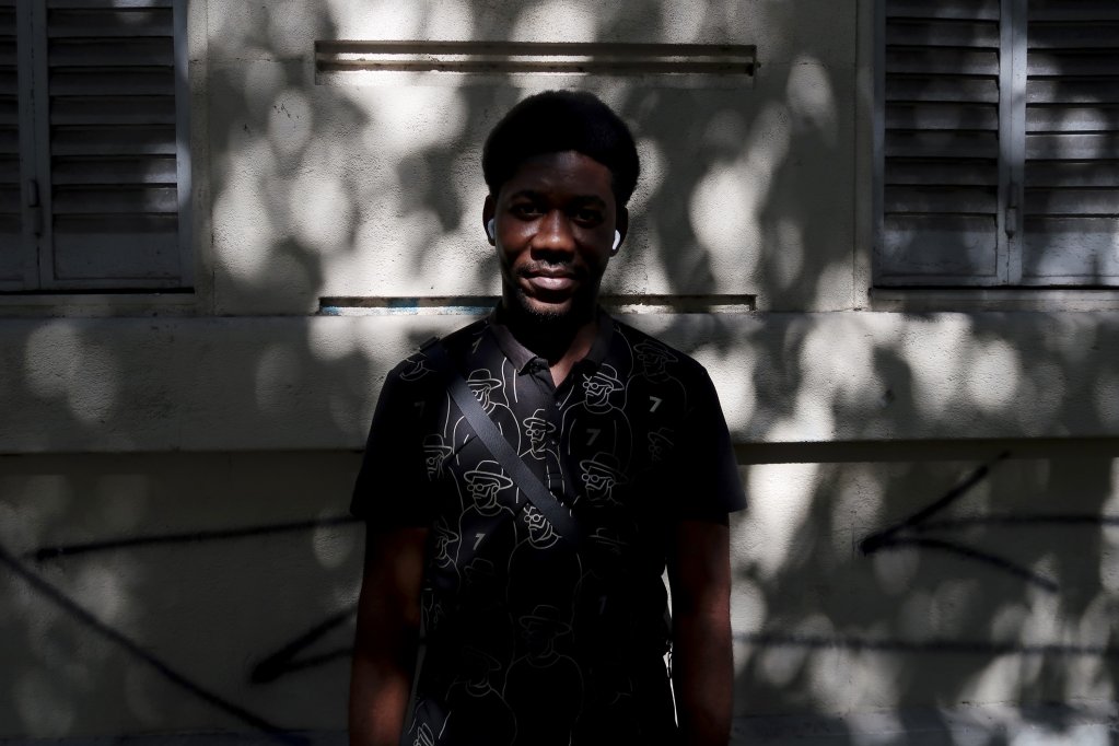 Jessie Mahongeu, 28 ans, à proximité du Western Union du boulevard d'Athènes, à Marseille, où il vient d'envoyer de l'argent à un proche en République démocratique du Congo (RDC). Crédit : Adèle Surprenant pour InfoMigrants