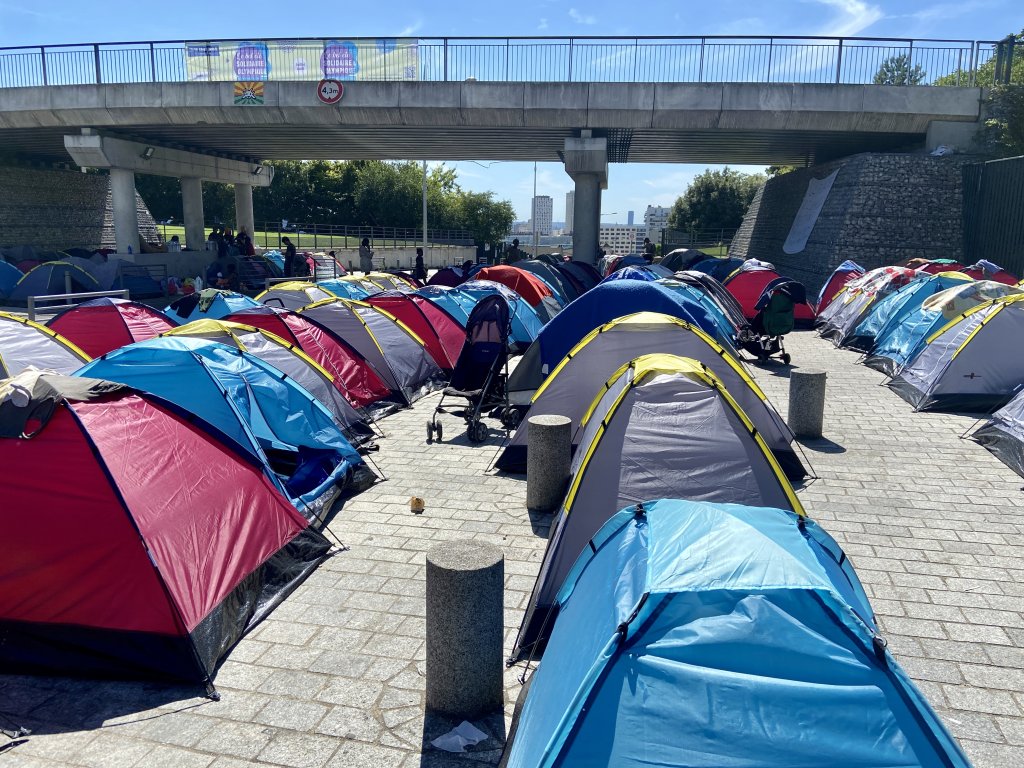بانیولی، پاریس: از روز شنبه نهم جولای، حدود ٢٥٠ مهاجر در این اردوگاه در زیر خیمه ها زندگی می‌کنند. عکس: مهاجرنیوز