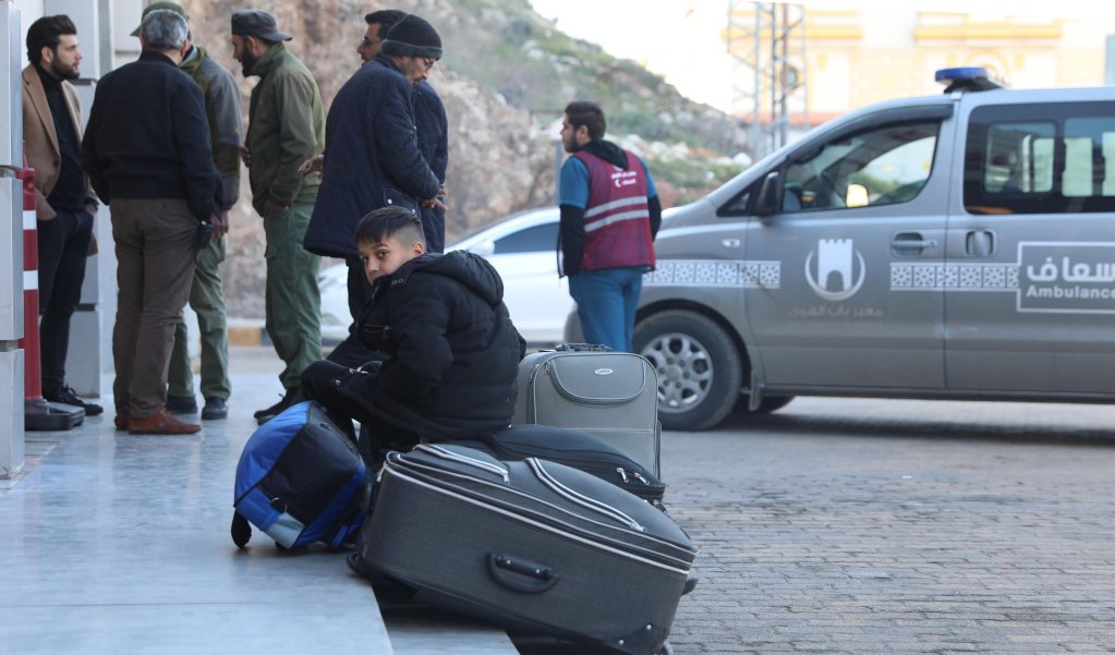 File photo: A Syrian child sitting on the family's luggage on his way to return home from Turkey at the Bab al-Hawa border crossing, in Idlib, Syria | Photo: Yahya Nemah /EPA 