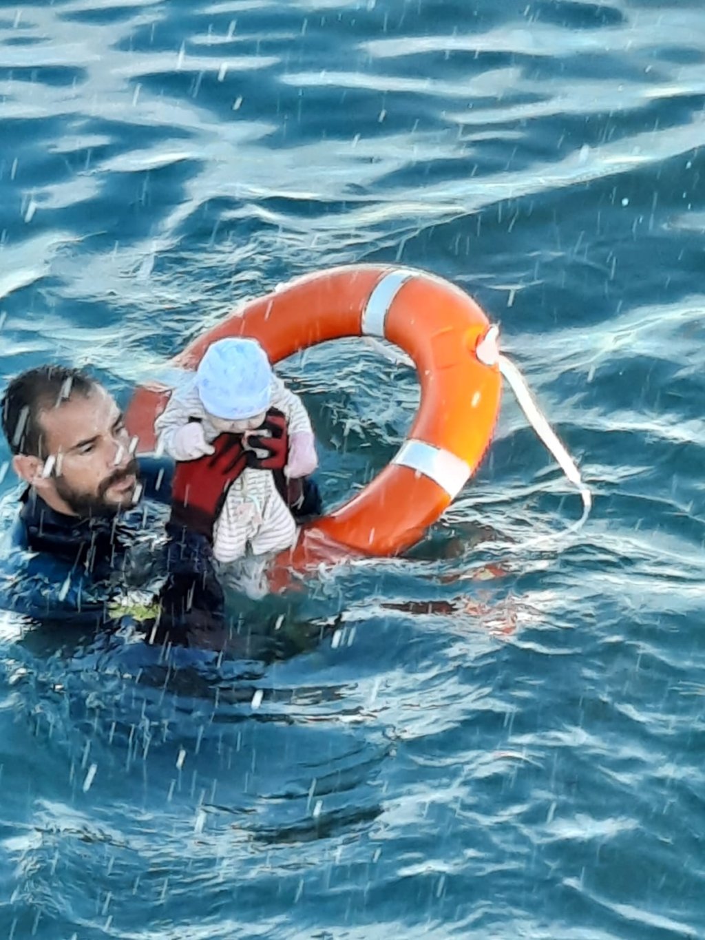 Un nourrisson sorti de l'eau par un sauveteur espagnol. Crédit : Garde civile espagnole