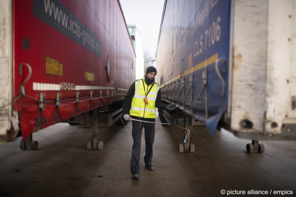 Border Force staff checking a lorry for migrants with CO2 testing technology at the Port of Tilbury in Essex, November 27, 2020 | Photo: Stefan Rousseau/PA Wire