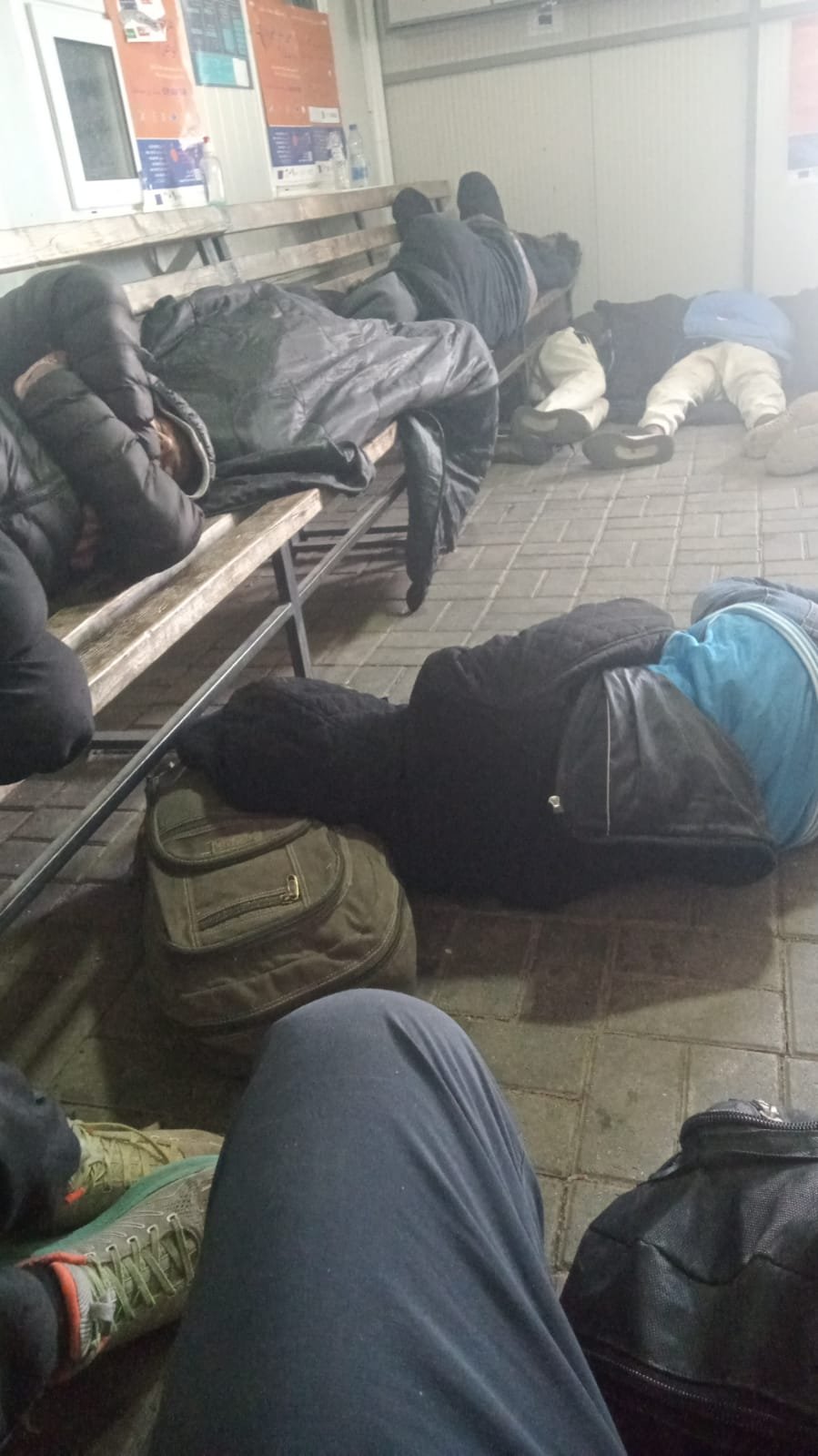 من مركز فينويوغ في غيفغيليا جنوب مقدونيا الشمالية، مجموعة من الشبان المصريين أودعتهم الشرطة الحدودية لمدة يوم ثم أعادتهم إلى اليونان. المصدر: أحد المهاجرين لمهاجر نيوز