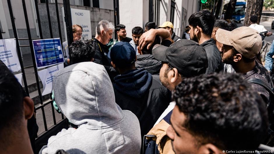 File photo: More than one million undocumented migrants in Spain applied for regularization under the country's historic mass regularization program | Photo: Carlos Luján/Europa Press/IMAGO