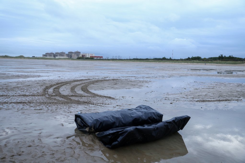 File photo: A dinghy left behind by migrants lies on the beach after police dispersed migrants attempting to leave the northern coast of France to cross the English Channel near Calais, France | Photo: Hannah McKay / Reuters