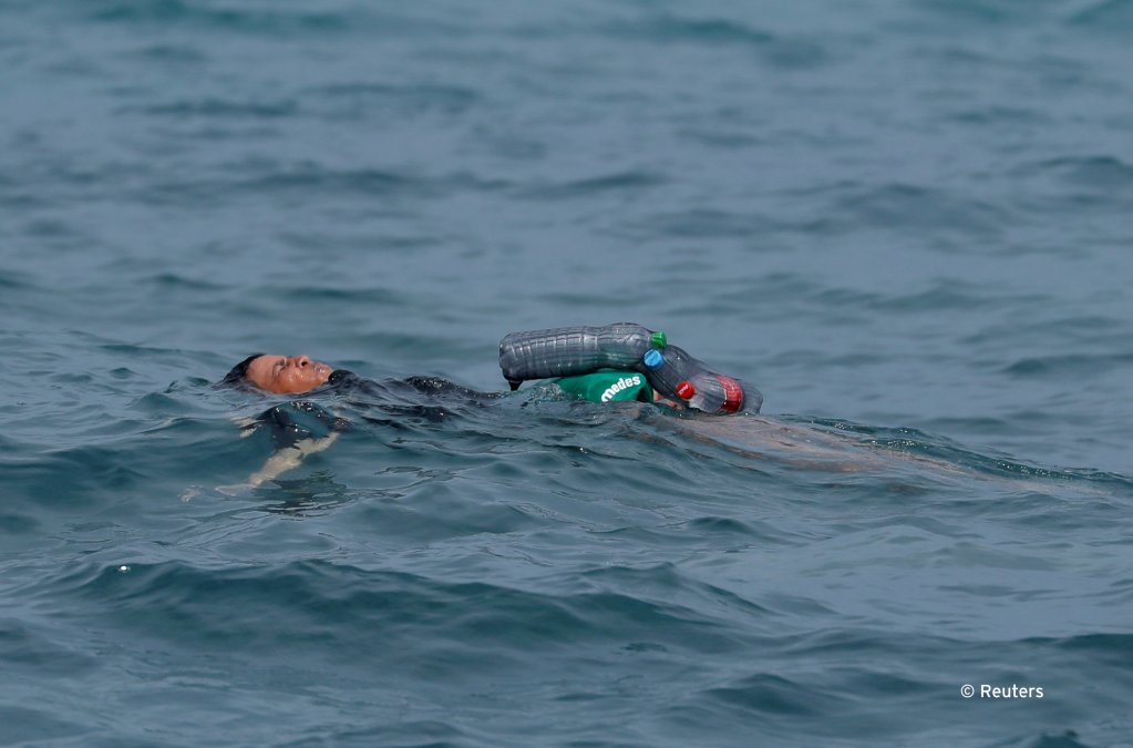 This image of a boy trying to remain above water with the use of plastic bottles sent shockwaves around the globe | Photo: Reuters