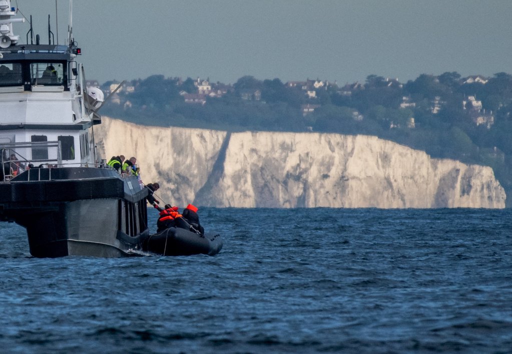 File photo: A British Border Force vessel picks up an inflatable dinghy carrying migrants in front of the white cliffs of Dover in the English Channel, Britain, May 4, 2024 | Photo: Chris J. Ratcliffe / Reuters