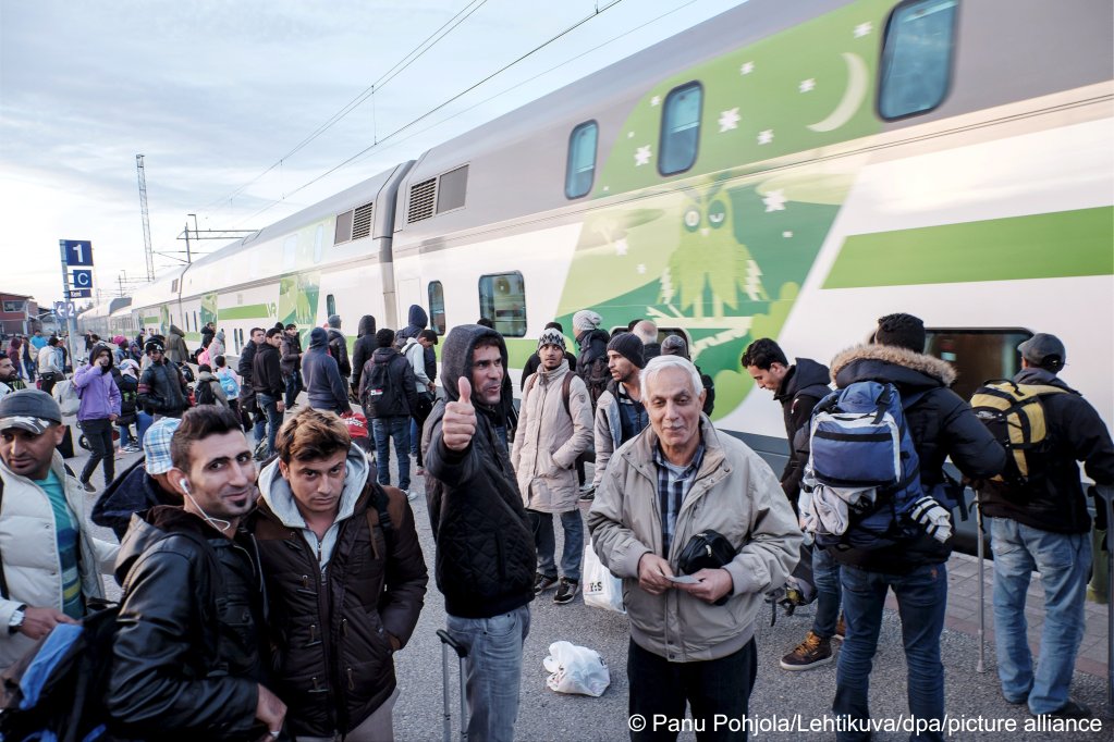 Refugees at Kemi train station in northwestern Finland on September 14, 2015 | Photo: Panu Pohjola/Lehtikuva/picture-alliance