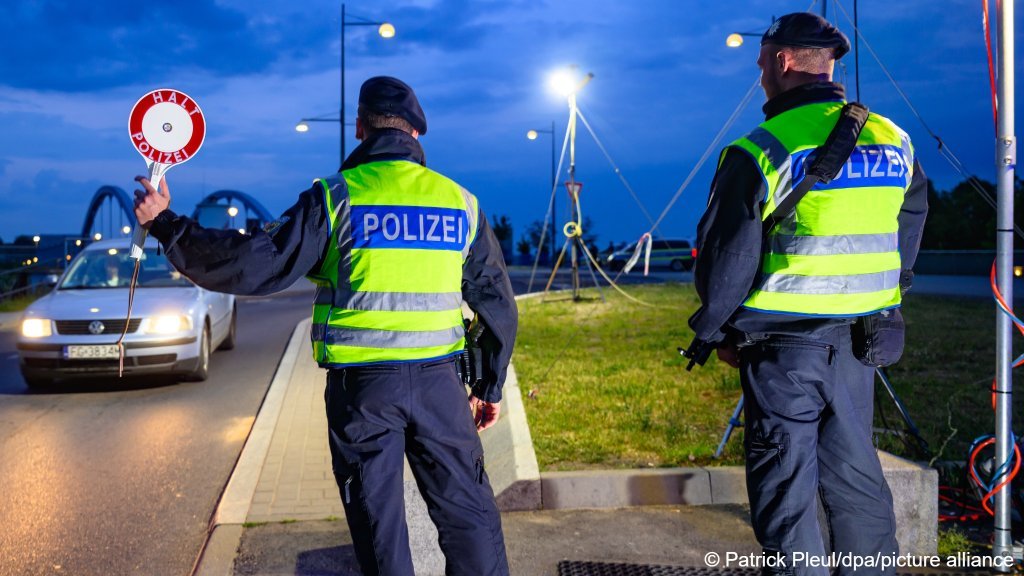 Des agents de police allemands surveillent le poste-frontière de Stadtbrücke, entre l’Allemagne et la Pologne, le 4 juin 2025. Crédit : Picture alliance