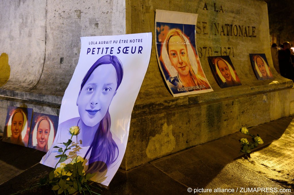 Hundreds of people rally in Paris on October 20, 2022, after a twelve-year-old girl was killed last week. The death has been instrumentalized by the far-right in anti-immigration rhetoric. Here banners read 'Lola could have been our little sister' | Photo: Julien Mattia /Picture Alliance / ZUMAPRESS