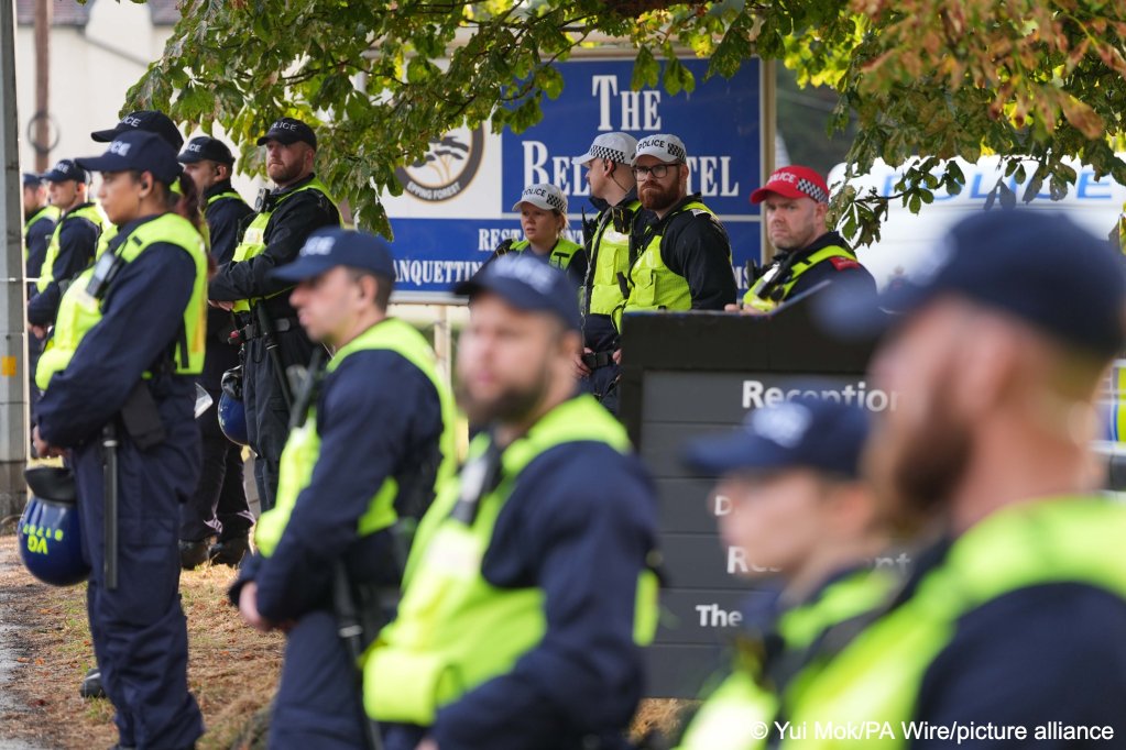 File photo: A heavy police presence had to be installed at the Bell Hotel in Epping after details of Hadush K.'s case were made public and protests ensued against migrants and asylum seekers across the UK and outside the hotel in Essex | Photo. Yui Mok/PA Wire / picture alliance