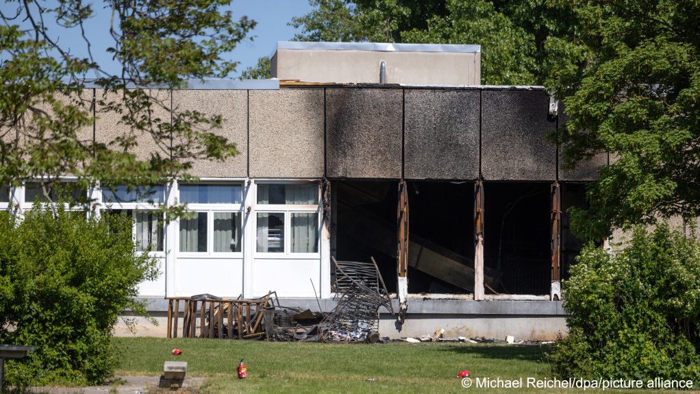 A fire destroyed parts of a refugee shelter in eastern Germany on Sunday and killed one person | Photo: picture alliance/dpa/Michael Reichel
