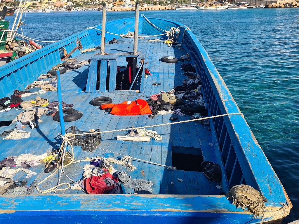 قارب خشبي راس في ميناء "نويفو بورتو" في لامبيدوزا، في الجزء المخصص لركن قوارب المهاجرين. القارب وصل قبل نحو ثلاثة أسابيع وكان على متنه أكثر من 150 مهاجرا، 16 تشرين الأول/أكتوبر 2021. شريف بيبي