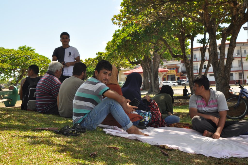 La famille d'Oum Majd, originaire de la région syrienne d'Idleb, passe ses journées place des Amandiers, à Cayenne, faut de logement. Crédit : Dana Alboz/InfoMigrants