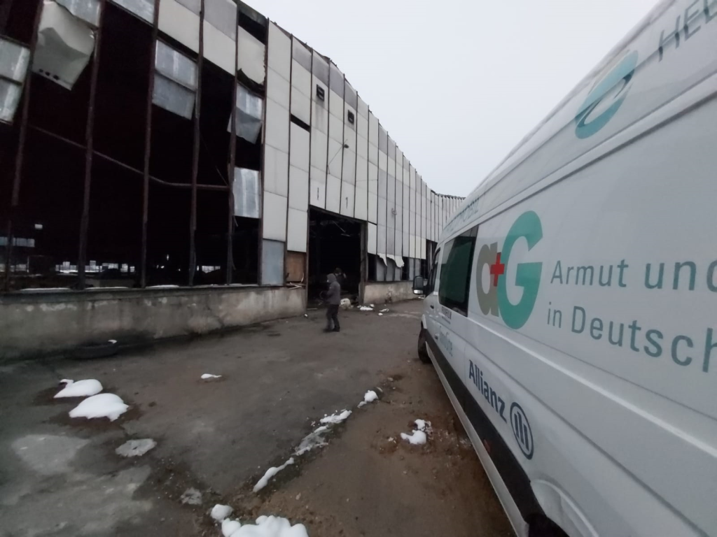 Mobile practice of German aid organization "Armut und Gesundheit in Deutschland" in front of an abandoned building in the Bosnian town of Velika Kladuša in January 2021 | Photo: Gerhard Trabert