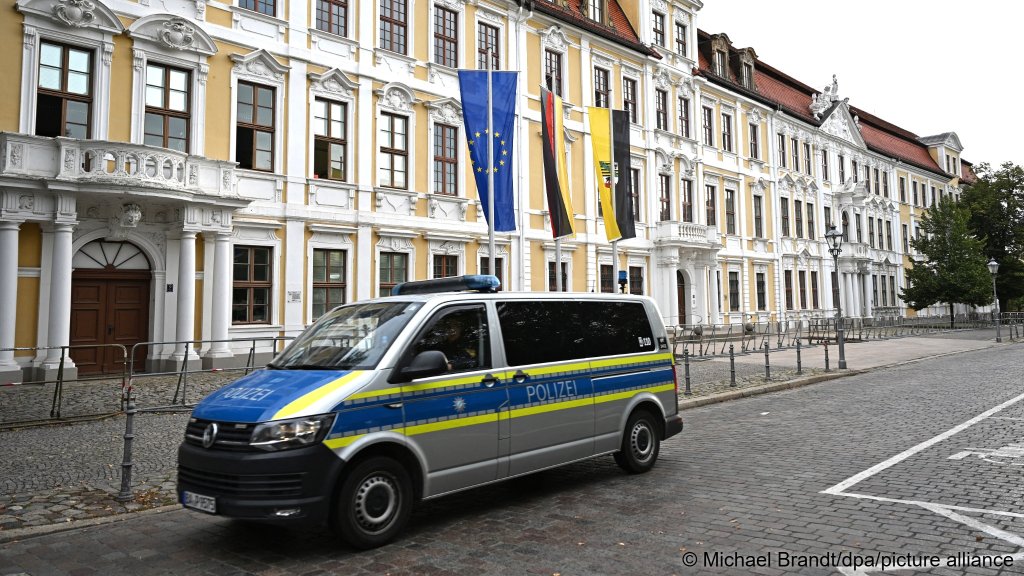 A police car drives past Sachsen Anhalt's state parliament in Magdeburg | Photo: Michael Brandt / picture alliance / dpa