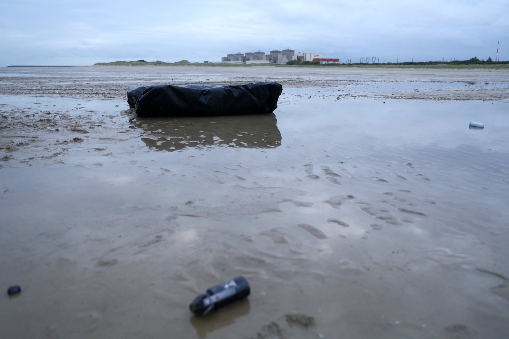 A dinghy left behind by migrants lies on the beach after police dispersed migrants attempting to leave the northern coast of France to cross the English Channel, at Petit-Fort-Philippe beach in Gravelines near Calais, France | Photo: Hannah McKay / Reuters