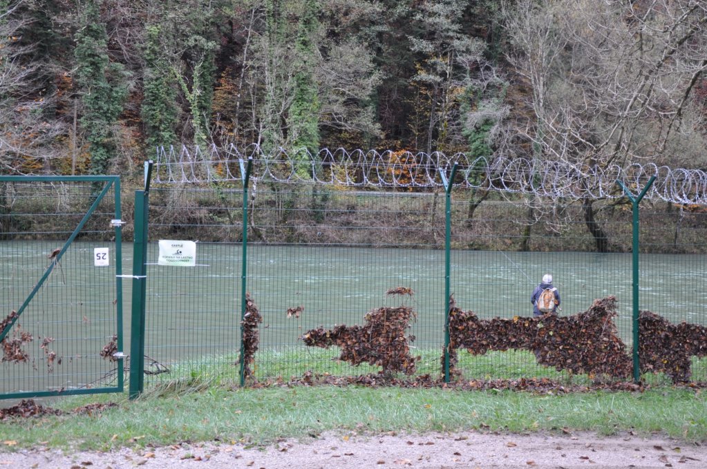 أسلاك شائكة لمنع عبور المهاجرين نهر كولبا الفاصل بين كرواتيا وسلوفينيا. الصورة: دانا البوز