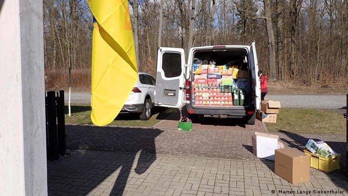 The aid is brought in a small van directly to the border | Photo: Marten Lange-Siebenthaler