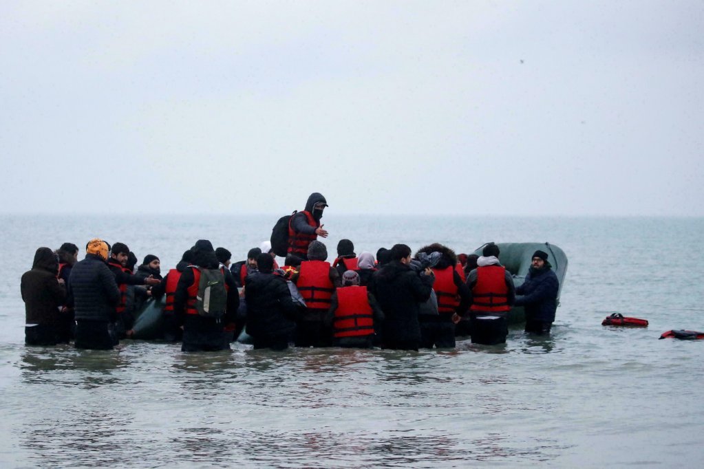 Des migrants tentent de traverser la Manche. Crédit : Reuters