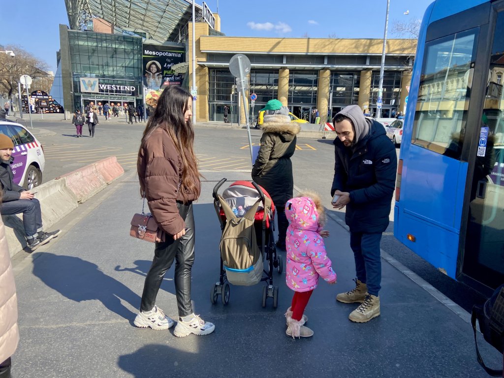 Mohammed, Alona et leurs enfants, Kamila, 3 ans et Yassine, 11 mois, sont arrivés à Budapest le 6 mars 2022, après trois jours de voyage depuis Kharkiv. Crédit : InfoMigrants