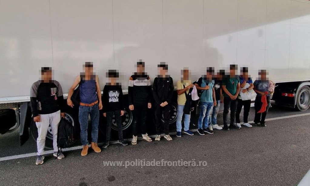 সীমান্ত থেকে আটকের পর অভিবাসীদের বর্ডার পুলিশের সদর দপ্তরে নিয়ে যাওয়া হয়। ছবি: বর্ডার পুলিশ