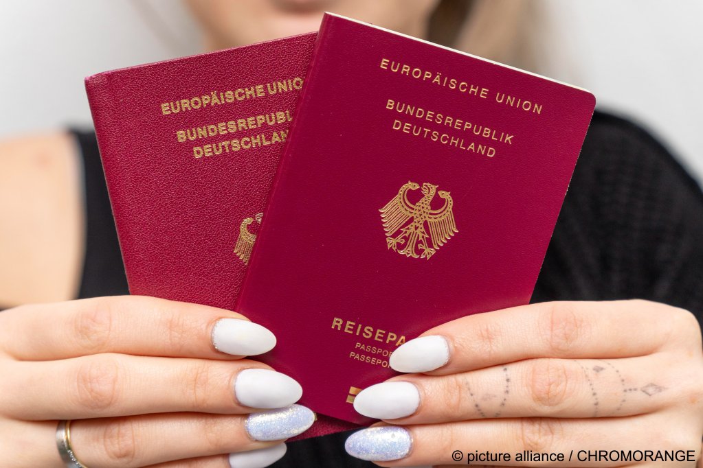 From file: The integration certificates and language tests are needed for residency and citizenship in Germany | Photo: Michael Bihlmayer / picture alliance / Chromorange