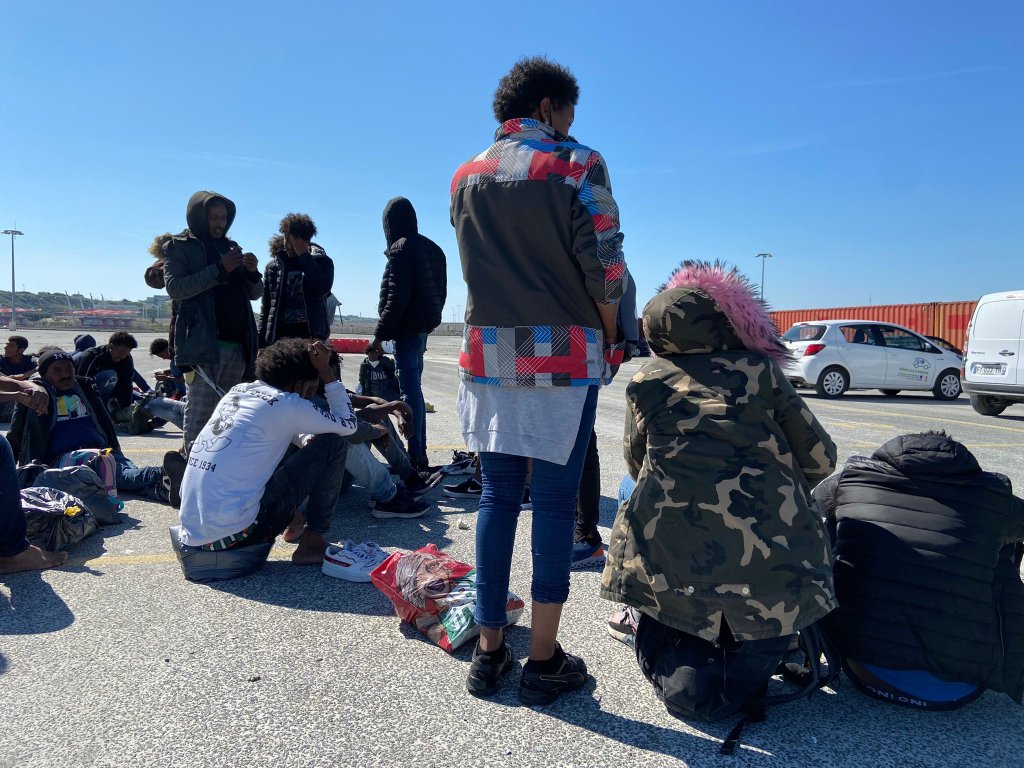 Quelques migrants, parmi les 37 secourus au total, patientent au port de Boulogne-sur-Mer, mercredi 8 septembre. Crédit : InfoMigrants