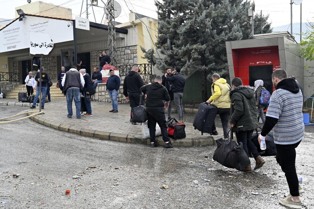 People wait with their belongings at the Al-Masnaa crossing as they prepare to return to Syria, on the Lebanese-Syrian border, Lebanon | Photo: ARCHIVE/EPA/WAEL HAMZEH

