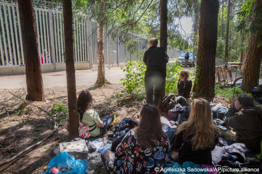 From file: Members of a group of some 30 migrants seeking asylum are seen in Bialowieza, Poland, on Sunday, May 28, 2023 across a wall that Poland has built on its border with Belarus | Photo: Agnieszka Sadowska / AP Photo / picture alliance