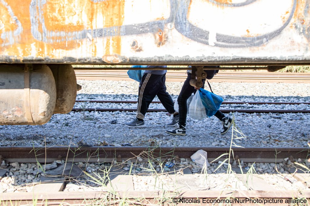 Asylum seekers are now trying to board freight trains to travel from Turkey via the Balkans to Central Europe |  Photo: Nicolas Economou/NurPhoto