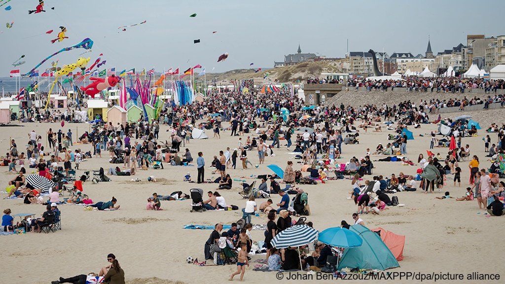 File photo: The beach at Berck was similarly busy earlier this week with holiday makers as photographers for La Voix du Nord took photos of a migrant boat making its way at sea a few hundred meters from the beach | Photo: Johan Ben Azzouz / picture alliance / dpa / MaxPPP