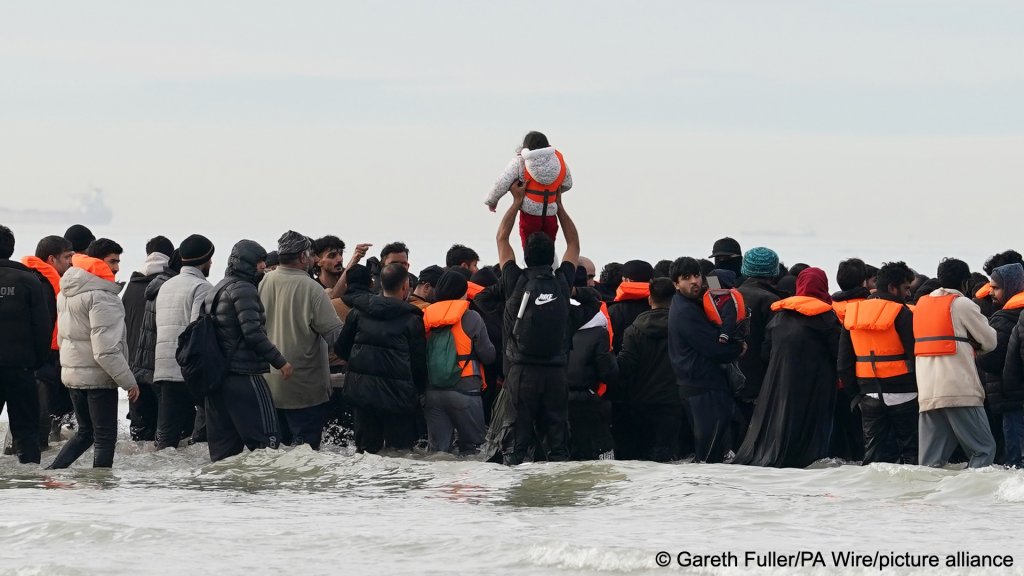 File photo used as illustration: The public estimates asylum accounts for around one-third of immigration to the UK. The real figure is approximately nine percent | Photo: Gareth Fuller / PA Wire / picture alliance