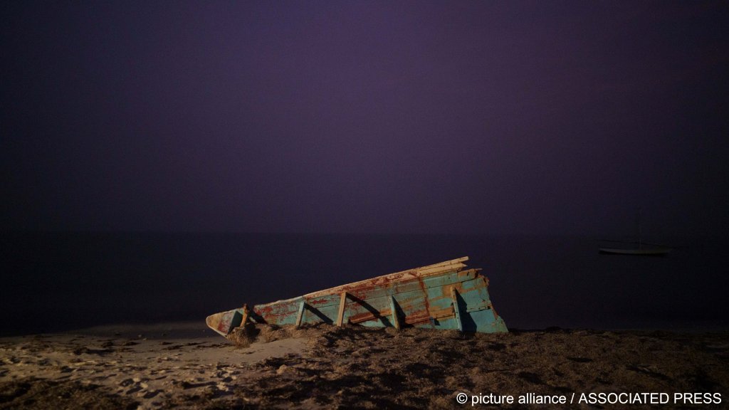 File photo used as illustration:The wreck of a traditional Mauritanian fishing boat, known as a pirogue sits on a beach near Nouadhibou, Mauritania in 2021 | Photo: Felipe Dana /AP Photo/ picture alliance