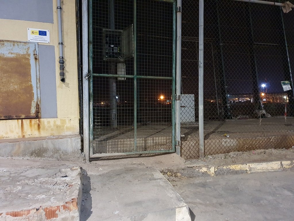 البوابة الفاصلة بين الجزء الإسباني من الميناء في مليلة والجزء المغربي في بني أنصار، ومنها تمت إعادة كافة المهاجرين الذين وصلوا مساء الثلاثاء 18 أيار\مايو 2021. شريف بيبي