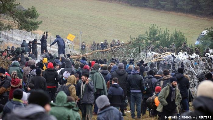 مهاجرون يحاولون الدخول إلى بولندا من بيلاروسيا. الصورة: رويترز