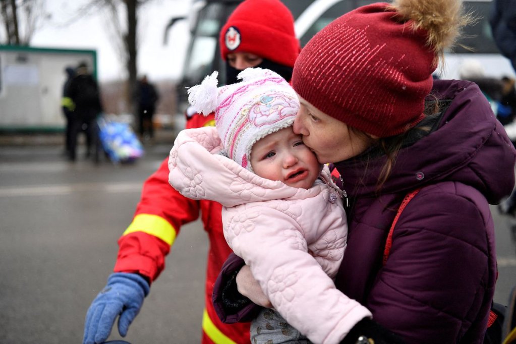 Une femme et son bébé après avoir fui l'Ukraine, à Siret, en Roumanie, le 7 mars 2022. Crédit : Reuters