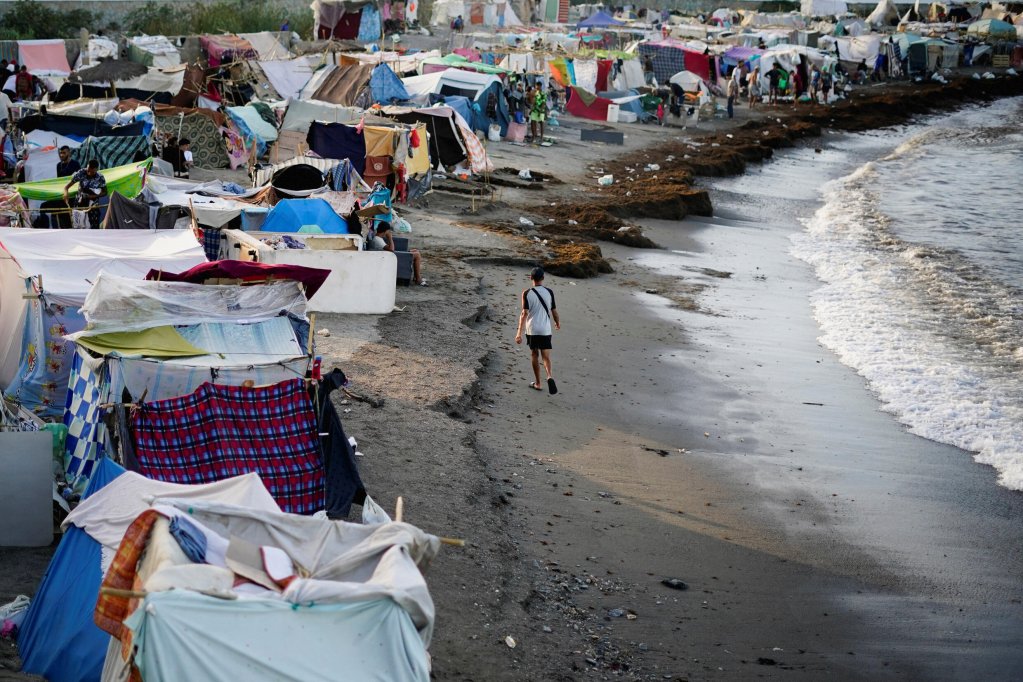Un campement installé à Benitez Beach, à Ceuta, en Espagne, le 13 septembre 2026. Crédit : Reuters/Ana Beltran