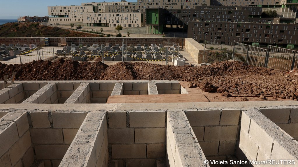Fresh graves lie open following mass crossings by migrants on foot and by sea from Morocco into Spanish territory, in Ceuta, Spain, on August 6, 2026 | Photo: Violeta Santos Moura / REUTERS
