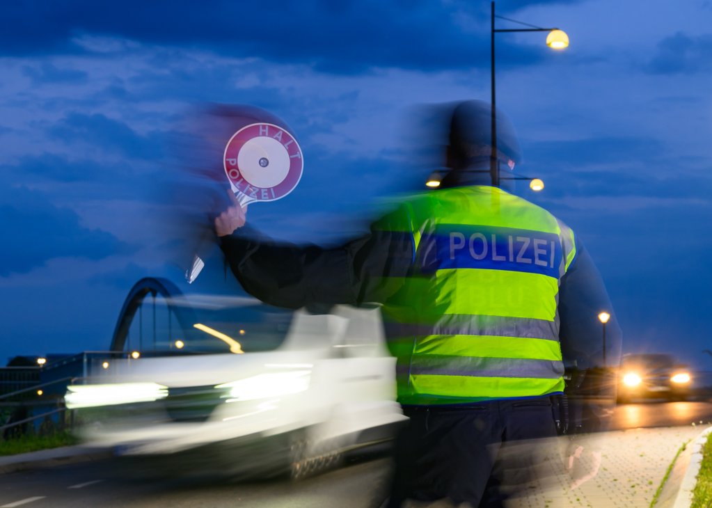 German federal police officers monitor early-morning arrivals at the German-Polish border crossing in Stadtbrücke | Photo: Patrick Pleul / picture alliance / dpa