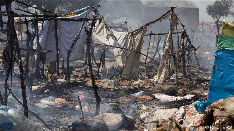 Many of the irregular migrants only had minutes to gather their most precious belongings before the tents were razed to the ground | Photo: Reuters