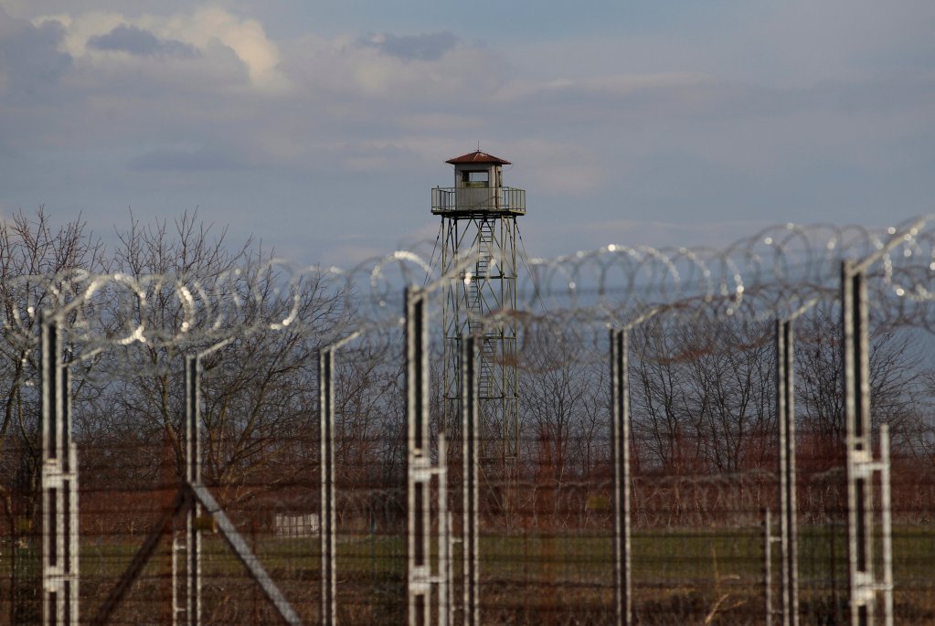 La clôture grillagée à côté du village de Röszke, en Hongrie, à la frontière serbe. Crédit : Reuters