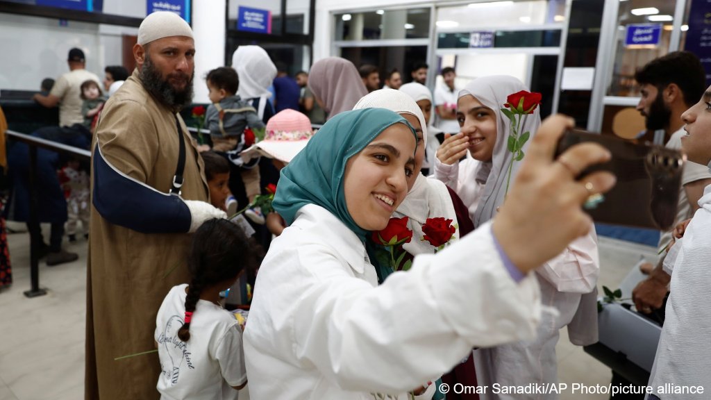 Syrian citizens who were displaced in Lebanon take selfies upon their arrival at the Syrian border crossing point, in Jdeidet Yabous, Syria, Tuesday, July 29, 2025 | Photo: Omar Sanadiki /AP Photo
